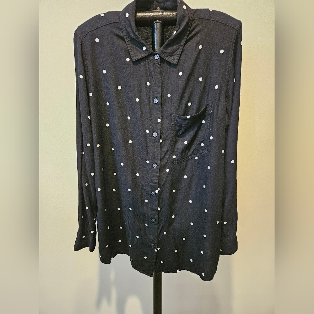 OLD NAVY BLACK WITH WHITE POLKA-DOT LONG SLEEVE COLLARED SHIRT SIZE MEDIUM